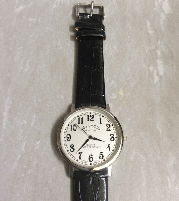 VELLACIO Silberne Herrenuhr Rundes Zifferblatt Schwarze Ziffern