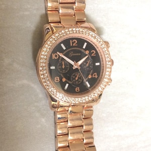 Reloj de cristal de Ginebra para hombre, esfera negra redonda, bellamente diseñado en correa de eslabones de oro rosa, reloj nuevo sin usar, ¡funciona perfectamente!