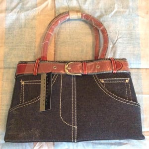 Cartera de mezclilla azul para mujer BRACIANO con cinturón y correas color rojo burdeos. Artículo vintage nuevo sin usar, listo para ser apreciado y disfrutado. ¡Bonito artículo para regalo!