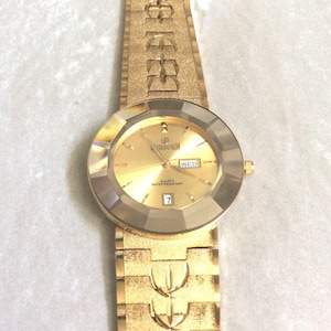 Reloj Sunborn dorado para hombre, esfera redonda dorada, índices de horas, cristal, hora 12, día y fecha, correa de oro con eslabones, reloj vintage nuevo sin usar, ¡Hermoso!