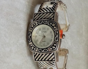 VARSALES Women's Bangle Watch: Silver Dial, Arabic Numbers, Vintage Timepiece