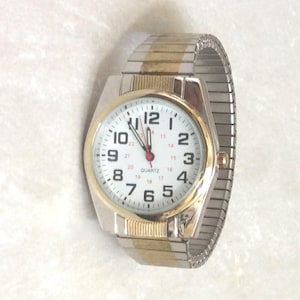 Reloj bicolor para hombre con esfera blanca redonda, 12/24 horas en correa elástica bicolor, ¡nuevo reloj vintage sin usar!