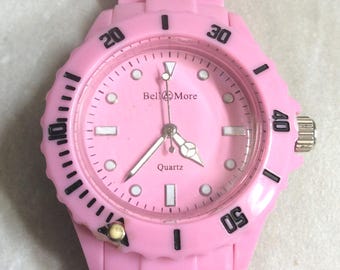 Orologio da donna rosa con quadrante rotondo rosa, ore uniche su cinturino rosa con maglie, nuovo orologio vintage mai usato, bellissimo!