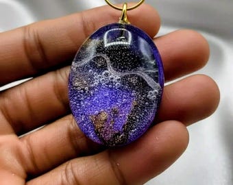 Dunkelviolette Eiche Harz Anhänger, Messing Oval Halskette, Mystische Natur Schmuck