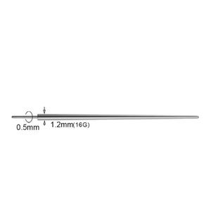 Könnte beinhalten: Eine silberfarbene Piercingnadel mit einem Durchmesser von 0,5 mm und einer Länge von 1,2 mm (16G). Die Nadel ist gerade und hat eine spitze Spitze. Das Bild ist vor einem weißen Hintergrund.