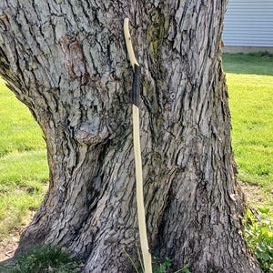 Handgefertigter 135 cm langer Eichen-Wanderstab mit lederumwickeltem Griff – strapazierfähiger Wanderstock für Outdoor-Abenteuer