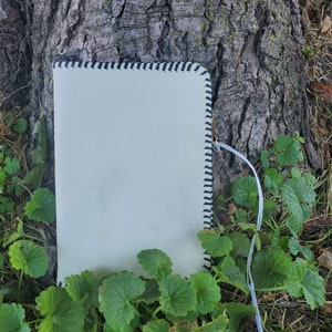 Cartera para pasaporte de cuero blanco hecha a mano con costuras negras, tarjetero minimalista plegable, billetera de viaje rústica