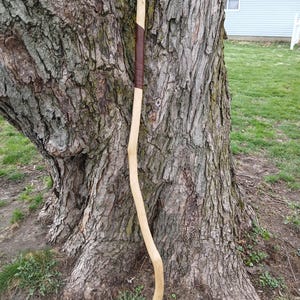 Handgefertigter 146 cm langer Eichen-Wanderstab mit lederumwickeltem Griff – strapazierfähiger Wanderstock für Outdoor-Abenteuer