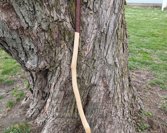 Bastón de roble de 56 pulgadas hecho a mano con mango forrado en cuero: un bastón de senderismo duradero para aventuras al aire libre.