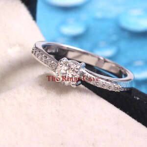 Anillo de compromiso de moissanita con corazones y flechas: banda retorcida, plata de ley