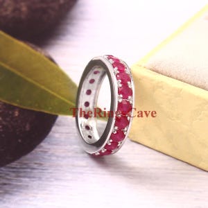 Rubin Eternity Ring in 925 Sterling Silber, volles Eternity Band, Runder Rosa Rubin Stapelring, Juli Birthstone Schmuck, Jubiläumsgeschenk für
