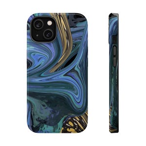 Könnte beinhalten: Eine Smartphone-Hülle mit einem fließenden Marmormuster in tiefen Blau-, Türkis- und Schwarztönen, akzentuiert durch metallische Goldstreifen. Das Design bedeckt die Rückseite und die Seitenkanten und zeigt den Kameraausschnitt und die Tasten.
