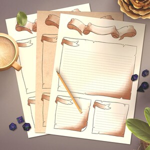 Pode incluir: Tr&ecirc;s folhas de papel vegetal imprim&iacute;veis com um fundo de aquarela marrom e uma faixa na parte superior. As folhas s&atilde;o pautadas para escrever e t&ecirc;m uma borda decorativa.