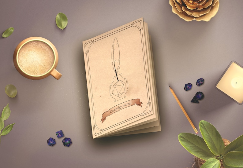 Pode incluir: Um di&aacute;rio de couro marrom com uma ilustra&ccedil;&atilde;o em preto e branco de uma pena e um tinteiro na capa. O di&aacute;rio est&aacute; aberto para revelar p&aacute;ginas em branco. O texto "Campaign Journal" est&aacute; impresso na capa.