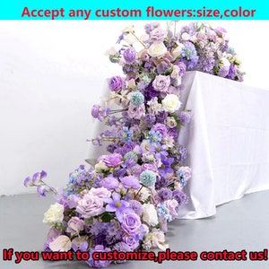 Puede incluir: Una larga guirnalda de flores artificiales en tonos de morado, azul y blanco, que cae en cascada sobre una mesa blanca. El texto "Accept any custom flowers:size,color" y "If you want to customize, please contact us!" es visible en la imagen.