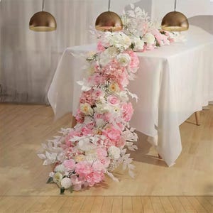 Chemin de table feuille de rose blanc rose bébé, rangée florale d&#39;arc de mariage, pièce maîtresse de fleur, réception de mariage, décoration de mariage de fête de shower de bébé