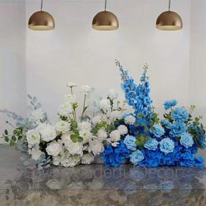 Tapis d&#39;allée fleuri bleu clair et rose, hortensia, composition florale au sol, idée d&#39;allée fleurie, articles de mariage à l&#39;église, décoration intérieure et extérieure