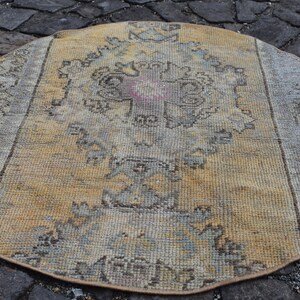 Vintage circle rug, Turkish faded rug, Handmade small rug, 2.7 x 2.7 Ft Doormat rug, Boho home decor, Wool rug, Oushak rug, Carpet, RL4007