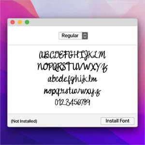 Puede incluir: Una captura de pantalla de una ventana de vista previa de fuente en una pantalla de computadora. La ventana muestra el alfabeto en mayúsculas y minúsculas, junto con números, en un estilo manuscrito. El texto "Regular" e "Install Font" son visibles.
