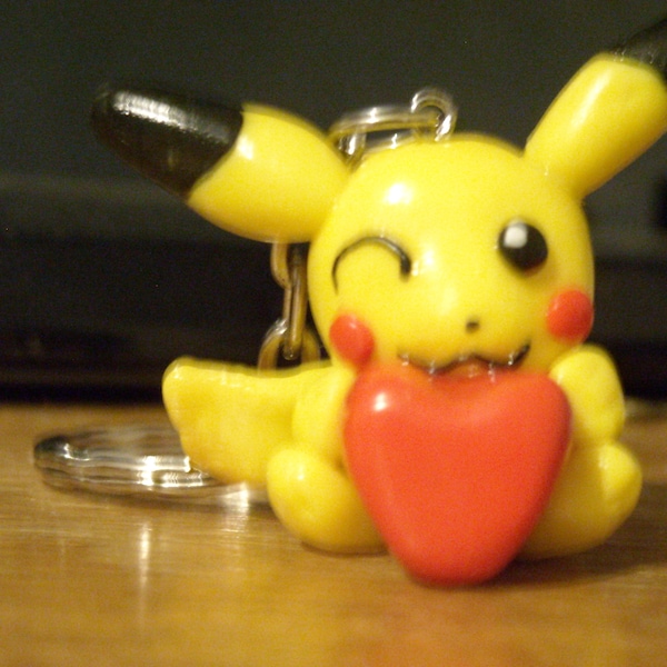 Porte clé Pikachu avec un coeur pour la saint valentin en fimo