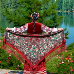 Scialle ucraino con pianoforte, scialle Babushka con frange, sciarpa slava rosso scuro