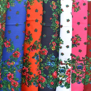 Può includere: Una collezione di tessuti colorati, ognuno con un motivo floreale con fiori rossi, rosa e blu su vari sfondi. I tessuti includono marrone, blu, rosso, nero, bianco e rosa.