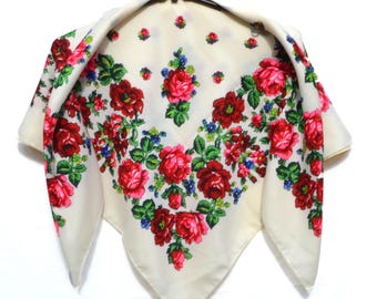 Pode incluir: Um lenço quadrado branco com um padrão floral com rosas vermelhas, cor-de-rosa e azuis. O lenço tem uma borda verde e branca.