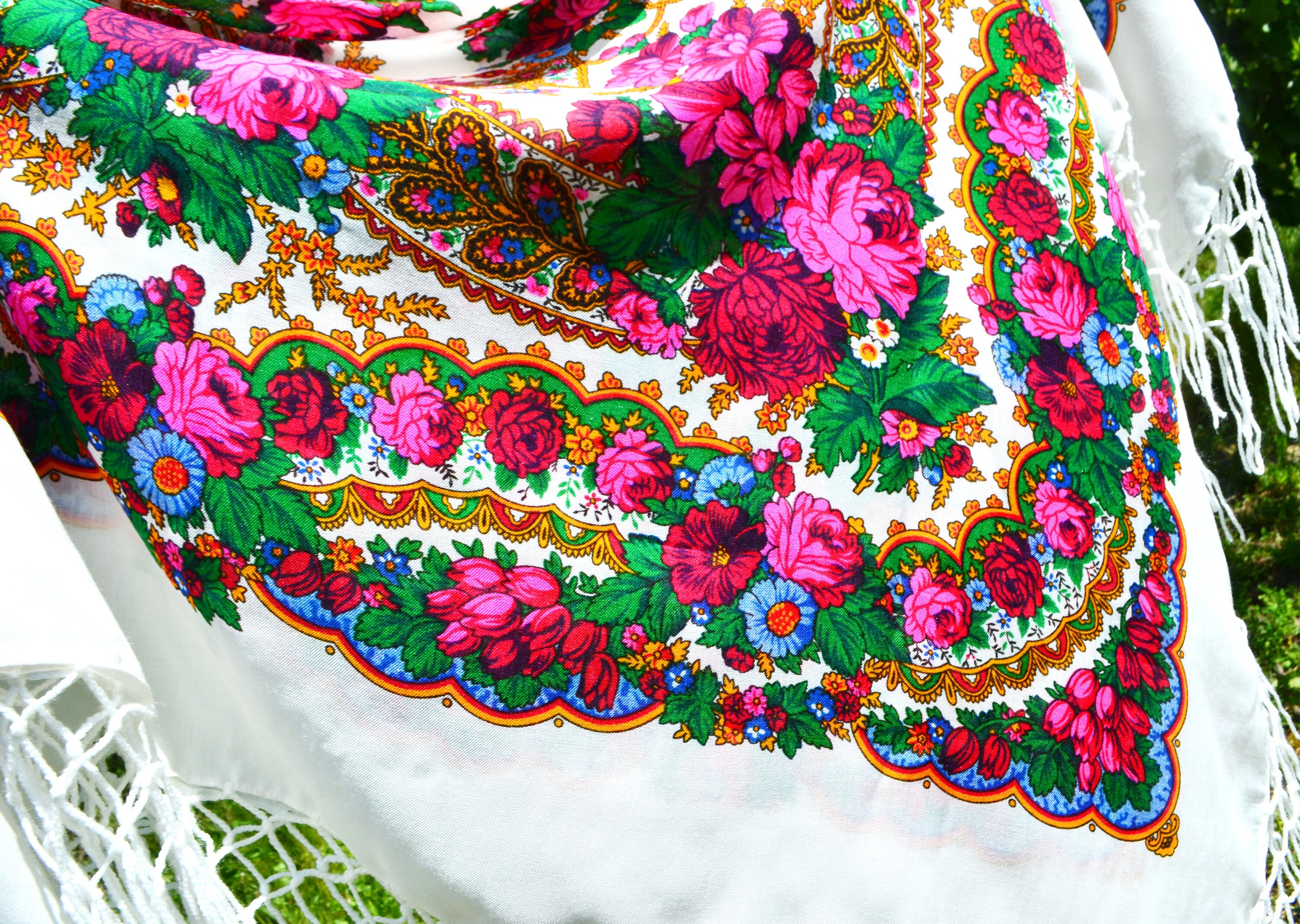 Sciarpa rossa ucraina: scialle folk floreale con nappe - Italia