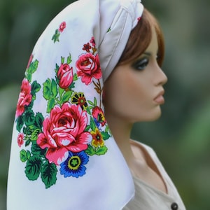 Pañuelo ucraniano con rosas eslavas. Tamaño: 99,5 x 99,5 cm.