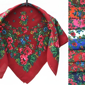 Puede incluir: Un conjunto de diez pañuelos de estampado floral rojo, naranja, rosa, blanco, azul, rojo, burdeos, azul marino y marrón. Los pañuelos son todos del mismo tamaño y tienen un patrón floral con hojas verdes y flores rojas, azules y amarillas.