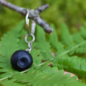 Handmade Bilberry Keychain – Polymer Clay Berry Keyring – Blueberry Bag Charm Nature Inspired Gift – Forest Jewelry Christmas Stocking Gift