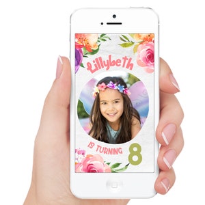 Op de afbeelding: Een digitale verjaardagsuitnodiging met een aquarel bloemenontwerp. De uitnodiging bevat een foto van een jong meisje met een bloemenkrans en fee&euml;nvleugels. De tekst luidt "Lillybeth wordt 8 jaar".