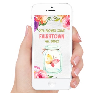 Op de afbeelding: Een smartphone-scherm met een aquarel-illustratie van een pot met een vlinder erin. De tekst op het scherm luidt "2176 Flower Drive Fairytown GA, 30062".