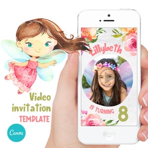 Op de afbeelding: Een digitale video-uitnodigingstemplate met een aquarel-illustratie van een fee met roze vleugels en een roze jurk. De template wordt weergegeven op een smartphone-scherm met een foto van een meisje dat een bloemenkrans en fee&euml;nvleugels draagt. De tekst op de template luidt "Lillybeth wordt 8 jaar".