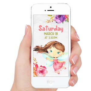 Op de afbeelding: Een smartphone-scherm met een digitale uitnodiging met een aquarel-illustratie van een fee met bruin haar en roze vleugels. De tekst op de uitnodiging luidt "Zaterdag, 18 maart om 15:30 uur".