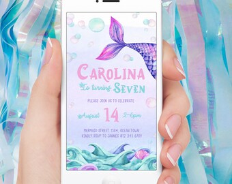 Op de afbeelding: Een digitale uitnodiging voor een verjaardagsfeest met een zeemeerminstaart, bubbels en golven. De uitnodiging luidt "Carolina wordt Zeven" en bevat de datum "14 augustus" en de tijd "14:00-18:00 uur". Het adres is "Mermaid Street 1584, Ocean Town" en het RSVP-nummer is "012 345 6789".