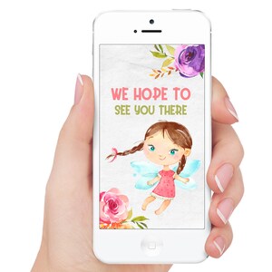 Op de afbeelding: Een smartphone-scherm met een digitale uitnodiging met een cartoonfee en bloemen. De tekst op het scherm luidt "We hopen je daar te zien."