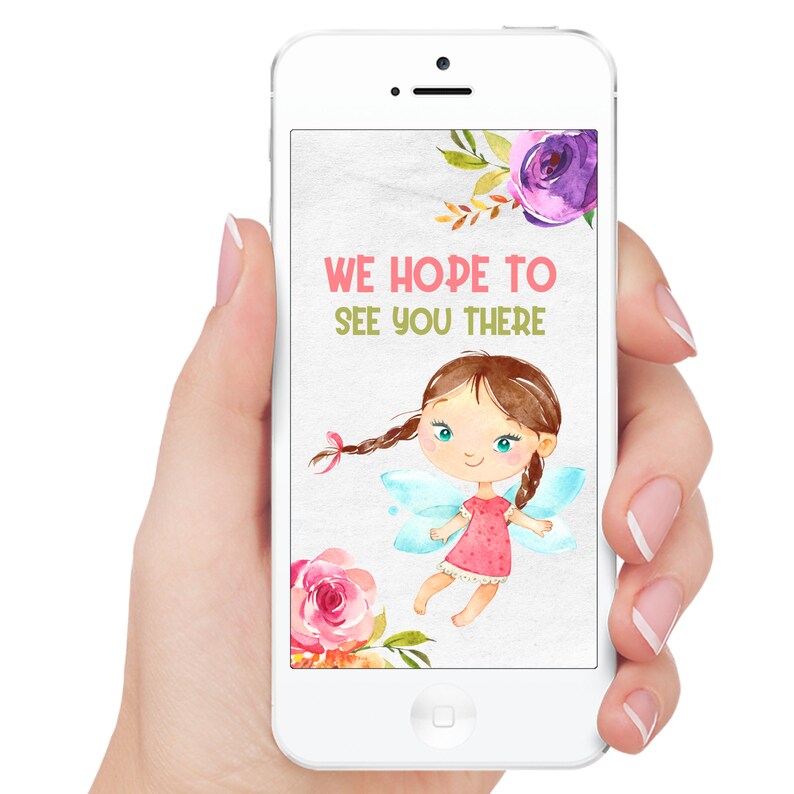 Op de afbeelding: Een smartphone-scherm met een digitale uitnodiging met een cartoonfee en bloemen. De tekst op het scherm luidt "We hopen je daar te zien."