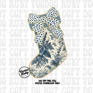 Könnte beinhalten: Ein blauer und weißer Weihnachtssocken mit goldfarbenem Glitzerbesatz und einer blauen Schleife mit weißen Punkten. Der Socken hat ein Blumenmuster und ist mit goldenem Glitzer verziert.