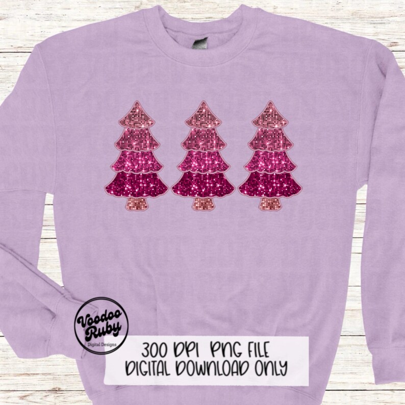Puede incluir: Un dise&ntilde;o de sublimaci&oacute;n con tres &aacute;rboles de Navidad de purpurina rosa y dorada sobre un fondo morado claro. El dise&ntilde;o incluye el texto "300 DPI PNG FILE DIGITAL DOWNLOAD ONLY".