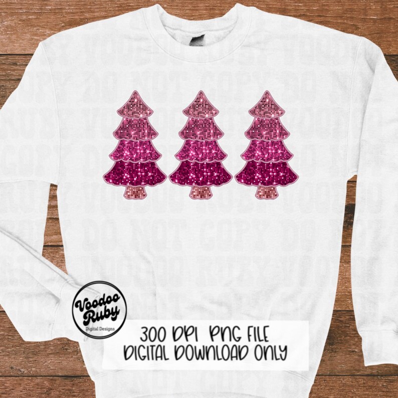 Puede incluir: Sudadera blanca con tres &aacute;rboles de Navidad de purpurina rosa. Los &aacute;rboles est&aacute;n en capas con diferentes tonos de rosa. El texto "300 DPI PNG FILE DIGITAL DOWNLOAD ONLY" est&aacute; en la parte inferior de la sudadera.