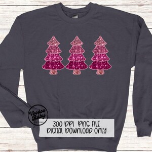 Puede incluir: Tres &aacute;rboles de Navidad de purpurina rosa en una sudadera gris oscuro. Los &aacute;rboles son degradados, con un rosa m&aacute;s oscuro en la parte inferior y un rosa m&aacute;s claro en la parte superior. El texto "300 DPI PNG FILE DIGITAL DOWNLOAD ONLY" est&aacute; impreso debajo de los &aacute;rboles.