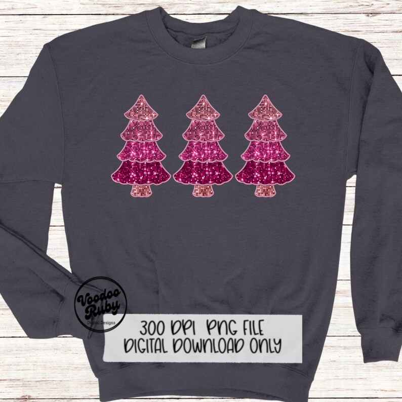Puede incluir: Tres &aacute;rboles de Navidad de purpurina rosa en una sudadera gris oscuro. Los &aacute;rboles son degradados, con un rosa m&aacute;s oscuro en la parte inferior y un rosa m&aacute;s claro en la parte superior. El texto "300 DPI PNG FILE DIGITAL DOWNLOAD ONLY" est&aacute; impreso debajo de los &aacute;rboles.