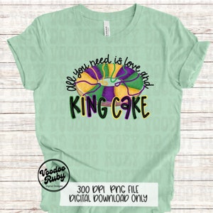 以下が含まれることがあります： 明るい緑色のTシャツ。カラフルなキングケーキのデザインと「All you need is love and King Cake」の文字が特徴です。デザインには紫、緑、金色の要素が含まれています。Tシャツは丸首で半袖です。「300 DPI PNG FILE DIGITAL DOWNLOAD ONLY」の文字も表示されています。
