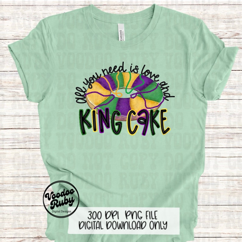以下が含まれることがあります： 明るい緑色のTシャツ。カラフルなキングケーキのデザインと「All you need is love and King Cake」の文字が特徴です。デザインには紫、緑、金色の要素が含まれています。Tシャツは丸首で半袖です。「300 DPI PNG FILE DIGITAL DOWNLOAD ONLY」の文字も表示されています。