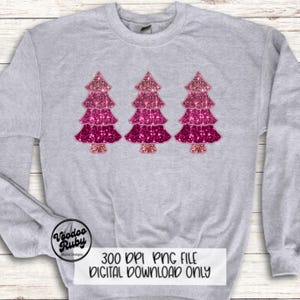 Puede incluir: Tres &aacute;rboles de Navidad de purpurina rosa y oro rosa en una sudadera gris. El texto "300 DPI PNG FILE DIGITAL DOWNLOAD ONLY" est&aacute; en la parte inferior de la imagen.