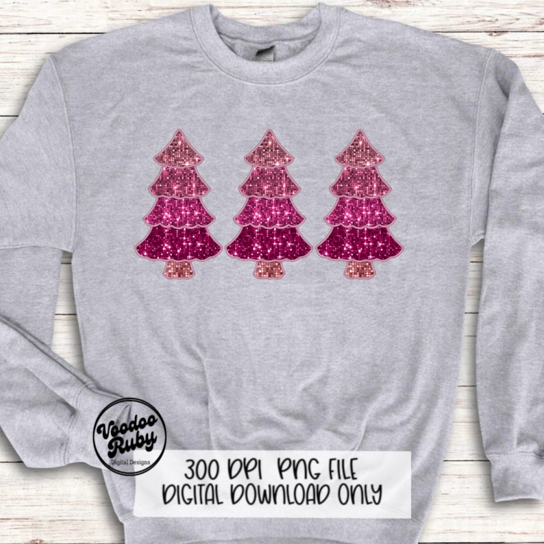 Puede incluir: Tres &aacute;rboles de Navidad de purpurina rosa y oro rosa en una sudadera gris. El texto "300 DPI PNG FILE DIGITAL DOWNLOAD ONLY" est&aacute; en la parte inferior de la imagen.