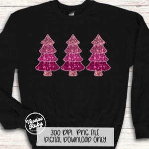 Puede incluir: Sudadera negra con tres &aacute;rboles de Navidad de purpurina rosa. El texto "300 DPI PNG FILE DIGITAL DOWNLOAD ONLY" est&aacute; en la parte inferior de la sudadera.