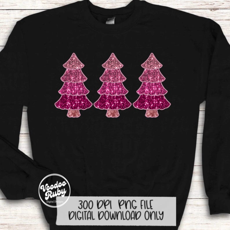 Puede incluir: Sudadera negra con tres &aacute;rboles de Navidad de purpurina rosa. El texto "300 DPI PNG FILE DIGITAL DOWNLOAD ONLY" est&aacute; en la parte inferior de la sudadera.
