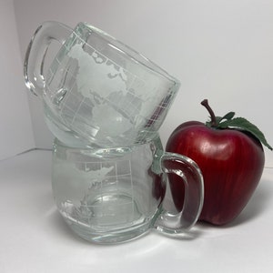 SET von 2 Vintage Nestle Nescafe Etched Glass World Globe Tassen, 1970er Jahre, Retro Style